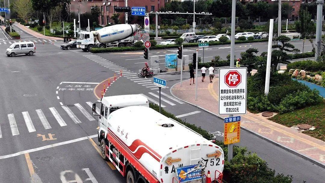 全国多地严查：大货车“右转必停”！违者罚款200扣3分